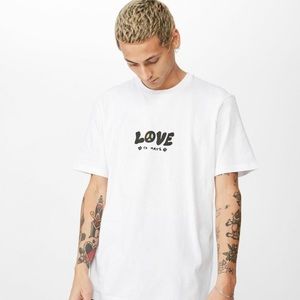 White T-shirt that says “love to hate”